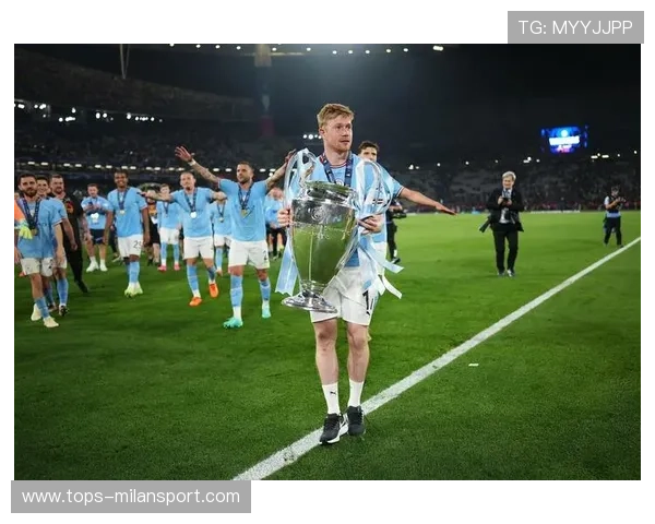 德布劳内精准斜传找到禁区插上的队友